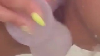 Meter un consolador en mi vagina cuando me baño es rico y delicioso 