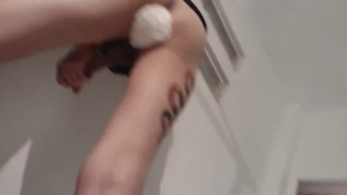 Twink con plug orina con el pene erecto