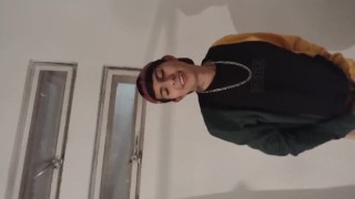 Twink con plug orina con el pene erecto