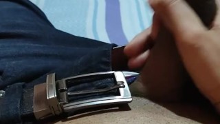 Me la jalo viendo una buena porno