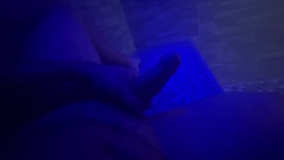 Je me branle dans le hammam avec douche après un massage avec la masseuse