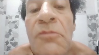 Ich schiebe mir Tomaten ins Arschloch, presse sie wieder raus und verspeise sie. Ein voller Genuss.