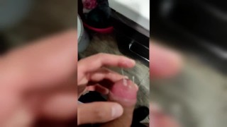 Vergón se mete al baño a sacarse la leche mientras afuera hay visitas