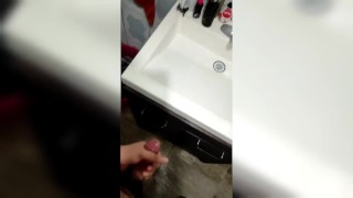 Vergón se mete al baño a sacarse la leche mientras afuera hay visitas