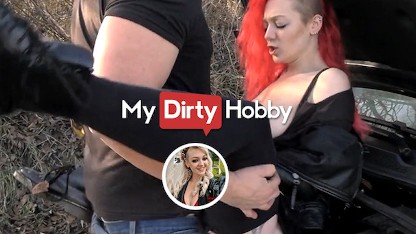 MyDirtyHobby - 性感红发 Valery_Venom 在她的破车旁享受火辣的公共性爱