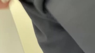 仕事中にトイレでオシッコする日本人男性 Japanese man peeing in the bathroom at work