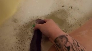 Squirting in the bath
