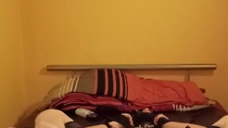 Sau fixiert und mit Remote Vibro Plug belohnt 