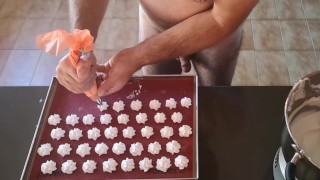 Cicci77 dopo aver raccolto ben 81 grammi di sperma produce le sue prime meringhe "tutto sperma" 