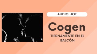 Cogen tiernamente en un balcón (audio hot romantico)