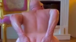 Toronto’s MarktheModel crouch here