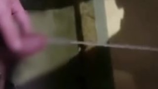 【野外放尿】夜のベランダで立ち小便！おしっこ溜まり出来ちゃう