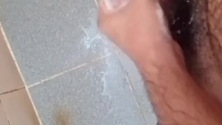 Me masturbo en la ducha antes de que mi madre me descubra