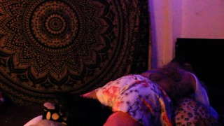 caliente femboy busca complacerse con sus almohadas saltando