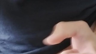 Grosse branlette avec éjaculation