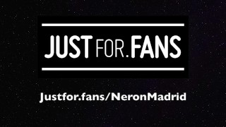 Neron masturba su polla perforada