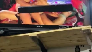 Se masturba viendo porno 