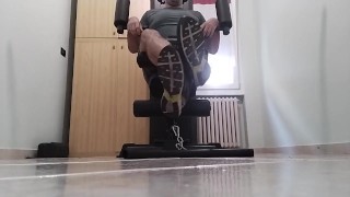 MY VERY BIG AND SWEATY FEET DURIN GYM