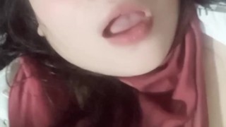 Anfitriona chubby se masturba para ti