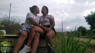 acariciando nuestros coños en el parque