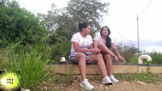 nos chupamos las tetas en publico