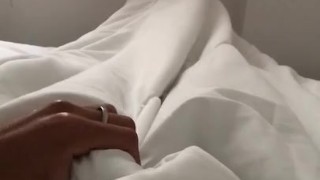 POV me despierto después de tener sueños humos y me toco debajo de las sábanas 