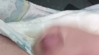 Wichsen in die volle Windeln 