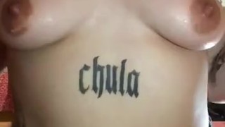 Putita tatuada me enseña cómo se unta hielos en sus pezones.