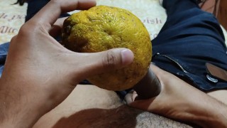 Me cojo un rico limón gigante