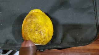 Me masturbo con unas frutas
