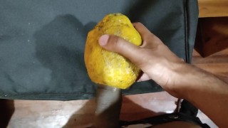Me masturbo con unas frutas
