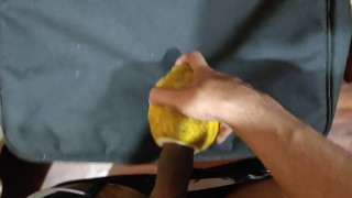 Me masturbo con unas frutas