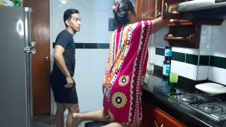 Probando el rico coño de mi madrastra en la cocina