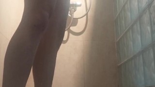 Me ducho mientras me hago una paja 💦