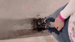 散歩中に我慢出来なくなっておしっこをジーンズにお漏らし