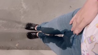 散歩中に我慢出来なくなっておしっこをジーンズにお漏らし