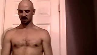 American hunk jerks off and receives BJ