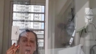 Me esfreguei até gozar ao vivo 