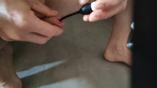 Je me plug la bite pour la première fois. Plug urétral 