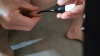 Je me plug la bite pour la première fois. Plug urétral