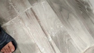 Joven chacal se saca la leche en el baño