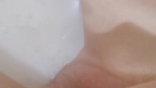 Парень дрочит и кончает в ванной