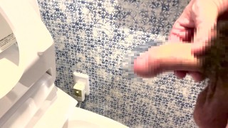 巨根な男の子が勃起してからおしっこ