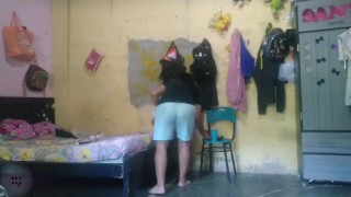 aprovechamos que estamos solas y nos masturbamos los coños