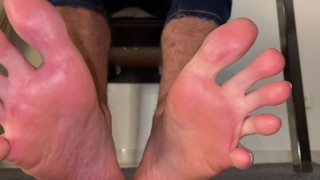 Macrophilia - office boss foot domination