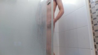 QUIERES TOMAR UN BAÑO CONMIGO?