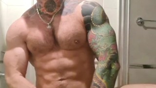 Хуястый качок дрочит в душе