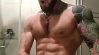 Хуястый качок дрочит в душе