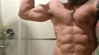 Хуястый качок дрочит в душе