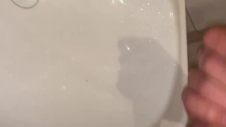 En público me masturbo hasta correrme antes de que me descubrieran